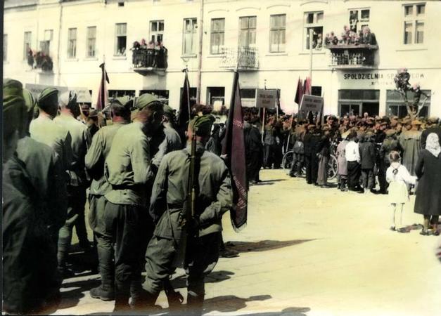 Wojska radziecie na debickim rynku Lato 1944 r fot www spuscizna org