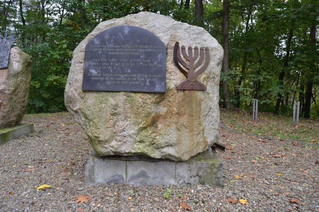 Pomnik upamietniajacy ofiary zydowskie obozu
